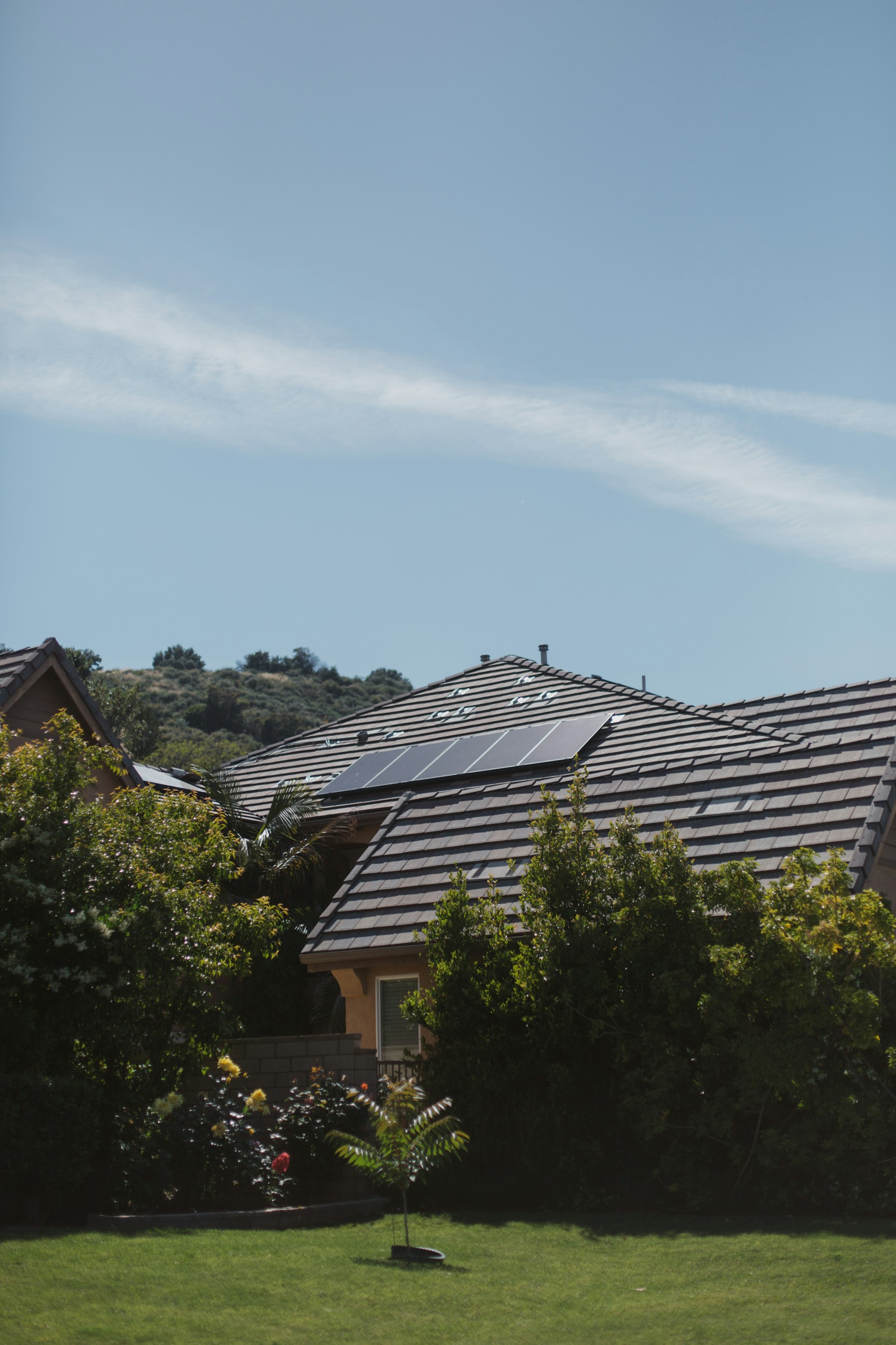 Paneles solares en una vivienda, imagen ilustrativa